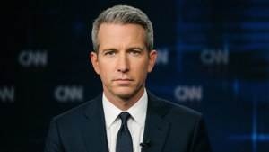 CNNのブランドロゴと共に撮影されたアンダーソン・クーパーのスタジオポートレート。