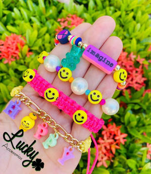 インディーキッド風ピンクのブレスレット — ピンク 壁紙