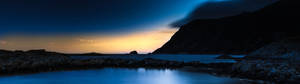 暗い山々と透き通った青い水面の超広角風景 — 3840x1080 壁紙