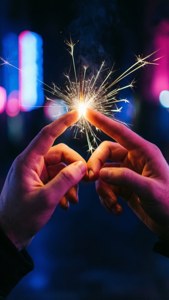 ほぼ触れ合う手と火花、ネオンラブの美学 — iPhone 8 Plus 壁紙