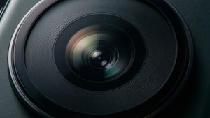 Pixel 8のカメラレンズを詳細に捉えたマクロ壁紙。