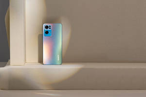 影の中のカラフルなOppoスマートフォン
