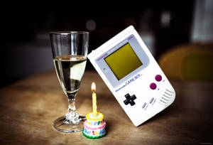 ゲームボーイレプリカとガラスとケーキの壁紙