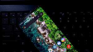 キーボードの上のXiaomiスマートフォン