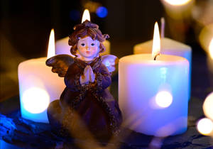 クリスマスの天使と白いキャンドルの壁紙