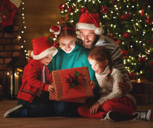 家族がクリスマスプレゼントを開ける壁紙 — クリスマス エステ 壁紙