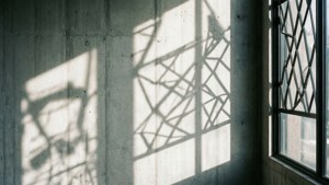 白いコンクリートの壁に映る抽象的な影のパターン、芸術的でモダン。 — 白い美学 壁紙