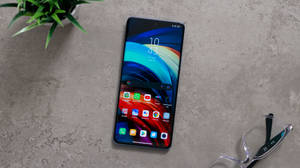 コンクリート床のXiaomiスマートフォン