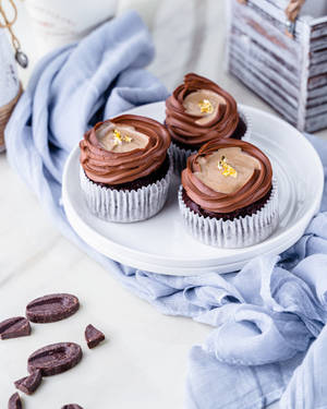 ゴールドチョコレートカップケーキの壁紙 — 4:5 壁紙