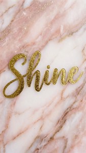 ピンクと白の大理石の背景にキラキラ輝く金箔の「Shine」とスパークルがあしらわれたデザイン。 — 美的な言葉 壁紙