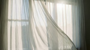 白いシーアカーテンが日差しの中で揺れる、落ち着いた幻想的な壁紙。 — 白い美学 壁紙