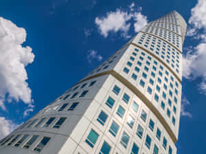 スウェーデン一の高さを誇るターニングトルソーのドラマチックなスカイライン — 青空 壁紙