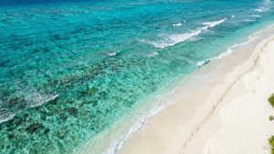エメラルドグリーンの海と白い砂浜の空中写真。 — 海 壁紙
