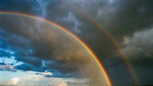 嵐の後に現れた二重の虹と、背景の暗い雲。 — 空の眺め 壁紙