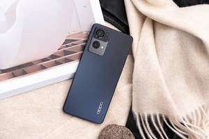 ダークグレーのOppoスマートフォン