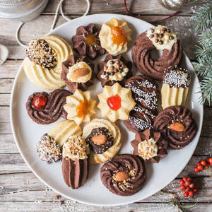 チョコレートとナッツ入りのクリスマスクッキーの壁紙 — Pixel Watch 4 壁紙