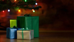 クリスマスツリーの下に積まれたカラフルなプレゼントと、きらめくイルミネーション。 — クリスマスプレゼント 壁紙