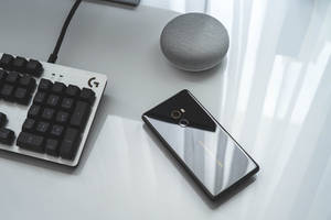 テーブルの上のXiaomiスマートフォン