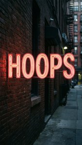 「HOOPS」という言葉をあしらった都会的なネオンサイン — バスケットボール GIF 壁紙