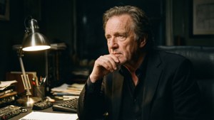 ノワール風の低照明ポートレートで捉えたケン・ブルース。