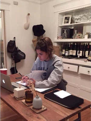 勉強中の女性の画像 — MacBook 壁紙