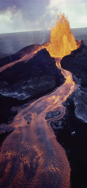 ハワイ火山国立公園の火山噴火の息をのむような美しさ — Motorola Edge (2025) 壁紙