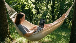 ハンモックに置かれたMacBook Airが、穏やかなアウトドアのひとときを演出します。