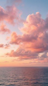 海の上に広がる癒しのパステルカラー夕焼け空。おしゃれなiPhone用壁紙に最適です。 — iPhone エステティック 壁紙