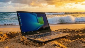 美しい夕暮れ時の砂浜に置かれたChromebook。