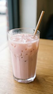 爽やかな淡いピンクのアイスコーヒー、完璧なエステティックドリンク。 — 淡いピンクのエモい感じ 壁紙