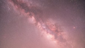 淡いピンクの星空に、輝くピンクの星々が浮かぶ夢のような夜。 — 淡いピンクのエモい感じ 壁紙