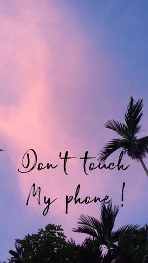 ピンクの空とヤシの木、「Don't touch my phone!」テキスト入り壁紙