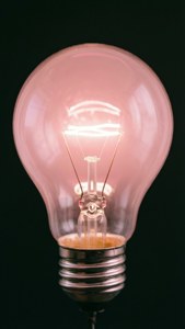 柔らかく光る淡いピンクの電球、ミニマルで温かみのあるデザイン。 — iPhone 5 壁紙