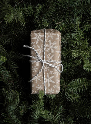 ブラウンとホワイトのクリスマスプレゼントの壁紙 — クリスマスプレゼント 壁紙
