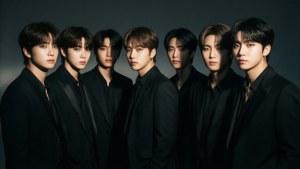 BTSがスタイリッシュな黒スーツに身を包み、劇的なノワール調の照明が施された一枚。