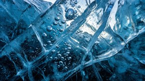 気泡を含むブルーアイスの抽象マクロ