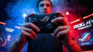 ROG Allyのアクションを捉えた、ダイナミックなローアングルショット。