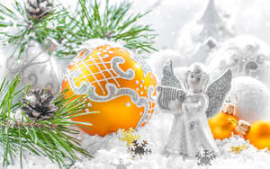 ホワイトクリスマスの天使とオーナメントの壁紙
