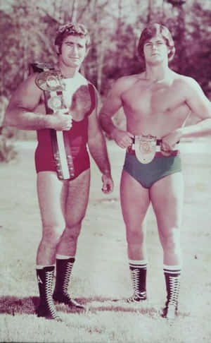 Wrestlers Bob Armstrong And Robert Fuller ヴィンテージ フルショット — Honor Pad X8b 壁紙