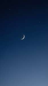 三日月と一つの星が描かれた、ミニマルな夜空。 — 空の眺め 壁紙