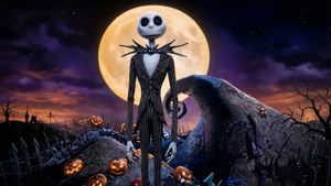 ジャック・スケリントンが輝く月の下、ハロウィンタウンを見下ろすように立っている。 — ナイトメアー・ビフォア・クリスマス GIF 壁紙