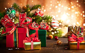 五色の美しいクリスマスギフト — クリスマス エステ 壁紙