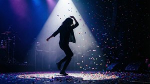 ステージ上で紙吹雪と共に踊るダンサーの劇的なシルエット。 — 音楽 美学 壁紙