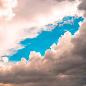 青い雲の背景 — iPad Air 13 壁紙