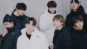 分厚いジャケットを着た可愛いBTS