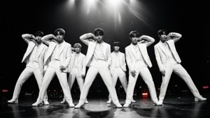 白いスーツを着たKpopボーイズグループのドラマチックなモノクロ画像。 — Kpop GIF 壁紙