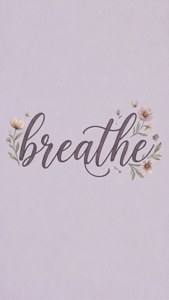 ラベンダー色の背景に「呼吸」という言葉と花のアクセントが描かれた、やわらかな雰囲気の美的な名言壁紙。 — iPhone 8 壁紙