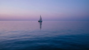 夕暮れの穏やかな海に浮かぶ一艇の帆船。 — 海 壁紙