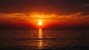 オレンジと赤の反射が美しい、対称的な海の夕焼け。 — 空の眺め 壁紙
