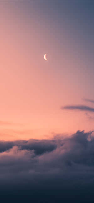 夕焼けの雲と月 — iPhone 13 Pro 壁紙